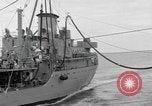 Image USS Mattaponi AO-41 huileur refueling CVA-19 du golfe du Tonkin, 1965, de la seconde 52 séquences d'archives historiques vidéo 65675055331