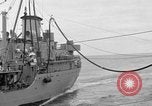 Image USS Mattaponi AO-41 huileur refueling CVA-19 du golfe du Tonkin, 1965, de la seconde 53 séquences d'archives historiques vidéo 65675055331
