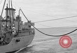 Image USS Mattaponi AO-41 huileur refueling CVA-19 du golfe du Tonkin, 1965, de la seconde 54 séquences d'archives historiques vidéo 65675055331