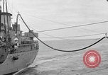 Image USS Mattaponi AO-41 huileur refueling CVA-19 du golfe du Tonkin, 1965, de la seconde 55 séquences d'archives historiques vidéo 65675055331