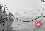 Image USS Mattaponi AO-41 huileur refueling CVA-19 du golfe du Tonkin, 1965, de la seconde 56 séquences d'archives historiques vidéo 65675055331