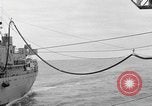 Image USS Mattaponi AO-41 huileur refueling CVA-19 du golfe du Tonkin, 1965, de la seconde 57 séquences d'archives historiques vidéo 65675055331
