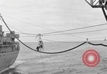 Image USS Mattaponi AO-41 huileur refueling CVA-19 du golfe du Tonkin, 1965, de la seconde 60 séquences d'archives historiques vidéo 65675055331
