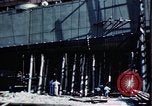 Standbild Start der USS Hancock (CV-19) bei Fore River Werft Massachusetts Quincy Massachusetts USA, 1944, aus Sekunde 35 historischem Filmmaterial Videoclip 65675055341