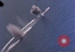 Standbild Flugzeuge aus USS Cowpens (CVL-25) Angriff japanischer Kreuzer Naka Pacific Theater, 1944, aus Sekunde 28 historischem Filmmaterial Videoclip 65675055351