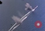 Standbild Flugzeuge aus USS Cowpens (CVL-25) Angriff japanischer Kreuzer Naka Pacific Theater, 1944, aus Sekunde 32 historischem Filmmaterial Videoclip 65675055351