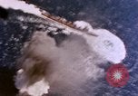 Standbild Flugzeuge aus USS Cowpens (CVL-25) Angriff japanischer Kreuzer Naka Pacific Theater, 1944, aus Sekunde 40 historischem Filmmaterial Videoclip 65675055351