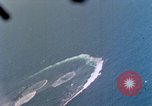 Standbild Flugzeuge aus USS Cowpens (CVL-25) Angriff japanischer Kreuzer Naka Pacific Theater, 1944, aus Sekunde 57 historischem Filmmaterial Videoclip 65675055351