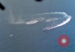 Standbild Flugzeuge aus USS Cowpens (CVL-25) Angriff japanischer Kreuzer Naka Pacific Theater, 1944, aus Sekunde 60 historischem Filmmaterial Videoclip 65675055351