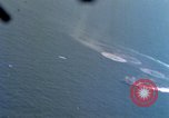 Standbild Flugzeuge aus USS Cowpens (CVL-25) Angriff japanischer Kreuzer Naka Pacific Theater, 1944, aus Sekunde 62 historischem Filmmaterial Videoclip 65675055351