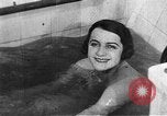 Standbild Heilquelle Kurort in Wiesbaden 1930er Jahre Wiesbaden Deutschland, 1937, aus Sekunde 61 historischem Filmmaterial Videoclip 65675055447