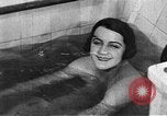 Standbild Heilquelle Kurort in Wiesbaden 1930er Jahre Wiesbaden Deutschland, 1937, aus Sekunde 62 historischem Filmmaterial Videoclip 65675055447