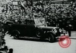 Image Paul von Hindenburg avec Hitler en voiture ouverte Berlin Allemagne, 1933, de la seconde 6 séquences d'archives historiques vidéo 65675055498