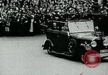 Image Paul von Hindenburg avec Hitler en voiture ouverte Berlin Allemagne, 1933, de la seconde 8 séquences d'archives historiques vidéo 65675055498
