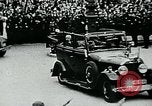 Image Paul von Hindenburg avec Hitler en voiture ouverte Berlin Allemagne, 1933, de la seconde 9 séquences d'archives historiques vidéo 65675055498