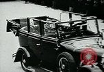 Image Paul von Hindenburg avec Hitler en voiture ouverte Berlin Allemagne, 1933, de la seconde 12 séquences d'archives historiques vidéo 65675055498