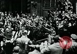Image Paul von Hindenburg avec Hitler en voiture ouverte Berlin Allemagne, 1933, de la seconde 15 séquences d'archives historiques vidéo 65675055498