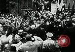 Image Paul von Hindenburg avec Hitler en voiture ouverte Berlin Allemagne, 1933, de la seconde 19 séquences d'archives historiques vidéo 65675055498