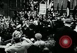 Image Paul von Hindenburg avec Hitler en voiture ouverte Berlin Allemagne, 1933, de la seconde 21 séquences d'archives historiques vidéo 65675055498