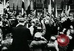 Image Paul von Hindenburg avec Hitler en voiture ouverte Berlin Allemagne, 1933, de la seconde 26 séquences d'archives historiques vidéo 65675055498