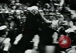Image Paul von Hindenburg avec Hitler en voiture ouverte Berlin Allemagne, 1933, de la seconde 53 séquences d'archives historiques vidéo 65675055498
