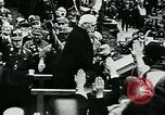Image Paul von Hindenburg avec Hitler en voiture ouverte Berlin Allemagne, 1933, de la seconde 60 séquences d'archives historiques vidéo 65675055498