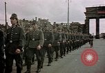 Immagine di Civili tedesco Berlino Germania, 1945, secondo 56 filmato di repertorio 65675055518
