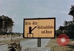 Immagine di Segno bordo Berlino Germania, 1945, secondo 4 filmato di repertorio 65675055522
