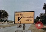 Immagine di Segno bordo Berlino Germania, 1945, secondo 6 filmato di repertorio 65675055522