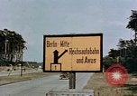 Immagine di Segno bordo Berlino Germania, 1945, secondo 7 filmato di repertorio 65675055522