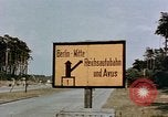 Immagine di Segno bordo Berlino Germania, 1945, secondo 10 filmato di repertorio 65675055522