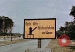 Immagine di Segno bordo Berlino Germania, 1945, secondo 11 filmato di repertorio 65675055522