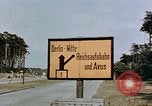 Immagine di Segno bordo Berlino Germania, 1945, secondo 12 filmato di repertorio 65675055522
