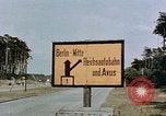 Immagine di Segno bordo Berlino Germania, 1945, secondo 13 filmato di repertorio 65675055522