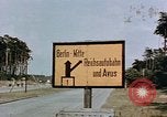 Immagine di Segno bordo Berlino Germania, 1945, secondo 14 filmato di repertorio 65675055522