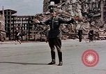 Immagine di Civili tedesco Berlino Germania, 1945, secondo 30 filmato di repertorio 65675055523