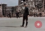 Immagine di Civili tedesco Berlino Germania, 1945, secondo 35 filmato di repertorio 65675055523