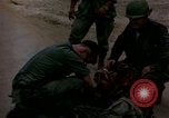 Immagine di Gli americani feriti nell'offensiva del Tet a Saigon Il Vietnam, 1968, secondo 21 filmato di repertorio 65675055534