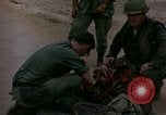 Immagine di Gli americani feriti nell'offensiva del Tet a Saigon Il Vietnam, 1968, secondo 22 filmato di repertorio 65675055534