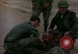 Immagine di Gli americani feriti nell'offensiva del Tet a Saigon Il Vietnam, 1968, secondo 23 filmato di repertorio 65675055534