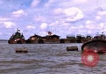 Immagine di Complesso di chiatta Il Vietnam Cua Lon River, 1969, secondo 4 filmato di repertorio 65675055540