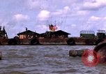Immagine di Complesso di chiatta Il Vietnam Cua Lon River, 1969, secondo 6 filmato di repertorio 65675055540