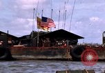Immagine di Complesso di chiatta Il Vietnam Cua Lon River, 1969, secondo 8 filmato di repertorio 65675055540