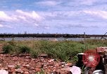 Immagine di Complesso di chiatta Il Vietnam Cua Lon River, 1969, secondo 11 filmato di repertorio 65675055540