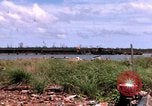 Immagine di Complesso di chiatta Il Vietnam Cua Lon River, 1969, secondo 12 filmato di repertorio 65675055540
