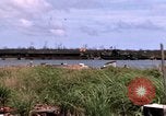 Immagine di Complesso di chiatta Il Vietnam Cua Lon River, 1969, secondo 13 filmato di repertorio 65675055540