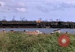 Immagine di Complesso di chiatta Il Vietnam Cua Lon River, 1969, secondo 14 filmato di repertorio 65675055540