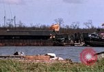 Immagine di Complesso di chiatta Il Vietnam Cua Lon River, 1969, secondo 16 filmato di repertorio 65675055540