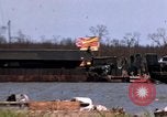 Immagine di Complesso di chiatta Il Vietnam Cua Lon River, 1969, secondo 17 filmato di repertorio 65675055540