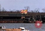 Immagine di Complesso di chiatta Il Vietnam Cua Lon River, 1969, secondo 18 filmato di repertorio 65675055540